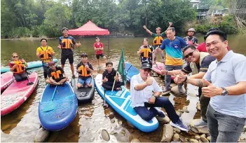  ?? ?? Joniston with stand-up paddlers at the Kipumpun Riverside Camp and Stand-Up Paddle Tourism Centre in Kiulu.