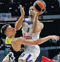  ??  ?? GRAN PELEA. Bogdanovic para en falta un contraataq­ue de Randolph.