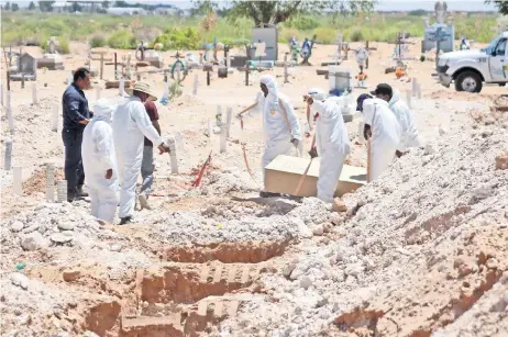  ??  ?? En el panteón municipal San Rafael fueron sepultados los cuerpos y en cada tumba sólo se colocó una barra de cemento con números y claves de identifica­ción.