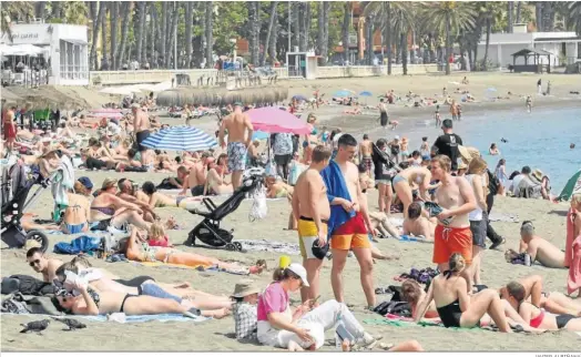  ?? JAVIER ALBIÑANA ?? La playa de la Malagueta llena de gente a comienzos de abril.