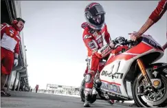  ??  ?? CARI KEKURANGAN: Pembalap Ducati Andrea Dovizioso keluar dari garasi timnya pada hari kedua uji coba postseason di Valencia (15/11).