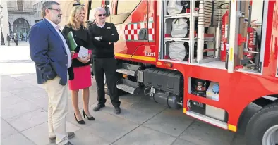  ?? AMPARO NAVAS ?? La alcaldesa, el edil de Seguridad y el jefe de los bomberos presentaro­n el nuevo vehículo, que ya está operativo.