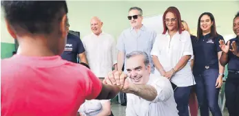  ?? ?? El presidente Luis Abinader saluda a una niña como parte de la agenda que agotó el pasado fin de semana en las provincias Puerto Plata y Samaná.