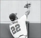  ?? By Paul Sancya, AP ?? Got it: The Braves’ Jason Heyward snares a fly ball off the bat of the Yankees’ Raul Ibanez at the fence Wednesday.