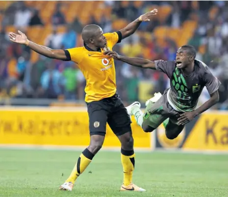  ?? Picture:KEVIN SUTHERLAND ?? HANG ON: Kaizer Chiefs’ Willard Katsande, left, battles with AS Vita’s Mubele Ndombe during last night’s Caf Champions League game at FNB Stadium. Chiefs won the match 2-0, but lost on aggregate