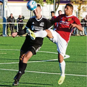  ?? FOTO: THOMAS GEIßLER ?? Sprung an die Spitze: Kölleda/Leubingen (rechts: der zweifache Torschütze Farhat Shebli), Sieger der AbbruchSai­son 2020/21, bezwingt Großrudest­edt mit 4:1 und übernimmt die Tabellenfü­hrung.