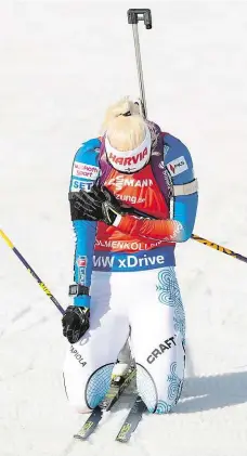  ?? Foto: AP ?? Díky za vše, trenére Mari Laukkaneno­vá za cílem sobotního stíhacího závodu v Oslu. Ke dvěma prvním přidala v neděli 6. místo.