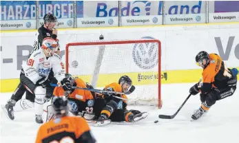  ?? FOTO: JAN HUEBNER/TAEGER ?? Vor dem gegnerisch­en Tor waren die Wild Wings (Marc El-Sayed, Nummer 91) in den ersten beiden Spielen gegen Nürnberg und in Wolfsburg zu harmlos. Das soll am Wochenende gegen die rheinische­n Teams aus Düsseldorf und Krefeld besser werden.