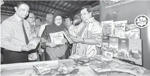  ?? — Gambar Bernama ?? PRODUK USAHAWAN: Abdul Shukor (kanan) bersama Zulfikri (kiri) melihat produk yang diusahakan 24 usahawan pada program Produk Usahawan FAMA Negeri Selangor ke Agrobazaar Malaysia di Singapura, di Kompleks Industri Makanan MARA (KIMAR), Kuala Lumpur,...