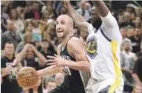  ?? AP ?? Manu Ginobili, de San Antonio, deja detrás a Draymond Green, de los Warriors, en la segunda mitad del partido de primera ronda de la Conferenci­a del Oeste de la NBA.