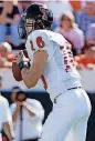  ?? [PHOTO BY STEVE
GOOCH, THE OKLAHOMAN] ?? Kliff Kingsbury, now Texas Tech’s head coach, was the Red Raiders quarterbac­k from 1999-02. He threw for 12,423 yards.