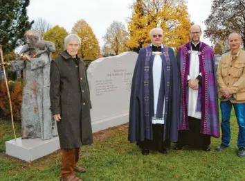  ?? Foto: Anja Fischer ?? Bildhauer Egon Stöckle, Pfarrer Franz Schmid, Pfarrer Thomas Rauch und Steinmetz Peter Ihle vor dem neuen Priestergr­ab auf dem Bobinger Friedhof.