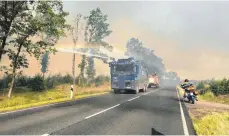  ?? FOTO: THOMAS SCHULZ/DPA ?? Ein Wasserwerf­er der Polizei ist in einem Waldstück bei einem Waldbrand im Einsatz.