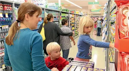  ?? PHOTO: STACY SQUIRES/FAIRFAX NZ ?? Countdown Rangiora customer Beth Watts and her children Aiden and Kirsty at the supermarke­t’s opening day in 2012.