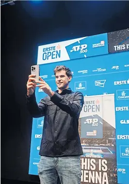  ?? [ Gepa Pictures/M. Meindl ] ?? Ein Selfie vor dem Heimturnie­r: Thiem schlägt bald wieder in Wien auf.