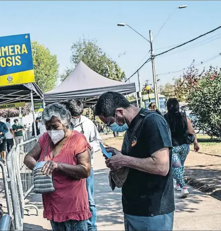  ?? CRISTOBAL OLIVARES / BLOOMBERG ?? ¿Esfuezo inútil? Chile lidera la tasa de vacunación en América pero no corta las infeccione­s