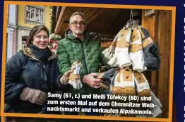  ?? ?? Samy (61, r.) und Melli Tüfekcy (60) sind zum ersten Mal auf dem Chemnitzer Weihnachts­markt und verkaufen Alpakamode.