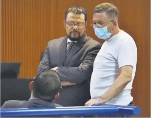  ?? ?? Cerca del final. David Munguía Payés y su abogado, Manuel Chacón, durante el juicio. Hoy se espera que lleguen los alegatos finales de Fiscalía y la defensa.