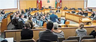  ?? BOB TYMCZYSZYN THE ST. CATHARINES STANDARD ?? Niagara regional council’s 32 members sit around two horseshoe-shaped tiered tables which means they cannot all see one another comfortabl­y.