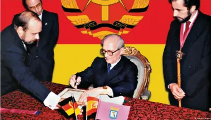  ?? ?? Erich Honekcer y el entonces alcalde de Madrid, Juan Barranco, en la portada del libro "España y la República Democrátic­a Alemana (1949-1990).