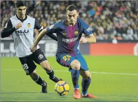  ?? FOTO: MANEL MONTILLA ?? Thomas Vermaelen se anticipa a Carlos Soler en un partido muy complicado