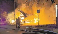  ?? ARCHIVFOTO: FEUERWEHR BIBERACH ?? Bei dem Brand am 14. Dezember in Haberhäusl­estraße fielen mehrere Fahrzeuge, darunter auch Oldtimer, den Flammen zum Opfer.