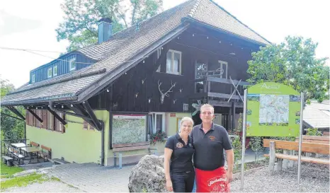  ?? FOTO: HEIKE SIEGEMUND ?? Das Pächterpaa­r des Wasserberg­hauses: Andrea Siehler und Philipp Köpf.