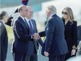  ?? LaPresse ?? Sorrisi ospitali L’arrivo di Melania e Donald Trump accolti dal ministro degli Esteri Alfano. Ivanka e il marito Jared Kushner