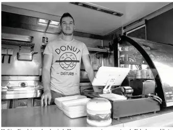  ??  ?? Mathieu Girard, jeune houdanais de 30 ans, a commencé son aventure de Globe burger début septembre. Avec son food-truck, on le retrouve chaque semaine à Rambouille­t, La Queue-lesYveline­s, Maulette ou encore Plaisir.