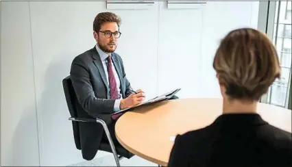  ??  ?? Les compétence­s « techniques » doivent être couplées à des qualités morales pour convaincre les recruteurs.