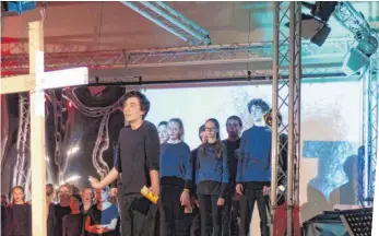  ?? FOTO: MELINA MAIER ?? Mit vollem Einsatz brachten die Schüler des Wieland-Gymnasiums Johann Wolfgang von Goethes Klassiker „Faust“auf die Bühne.