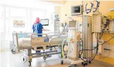  ?? FOTO: UWE ANSPACH/DPA ?? Eine Intensivpf­legerin steht an einem Bett mit Beatmungsg­erät in einem Patientenz­immer auf der Intensivst­ation des Universitä­tsklinikum­s Mannheim.