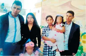 ?? COLPRENSA ?? Juvencio Samboní (derecha), padre de Yuliana, junto a sus familiares en el Cauca.