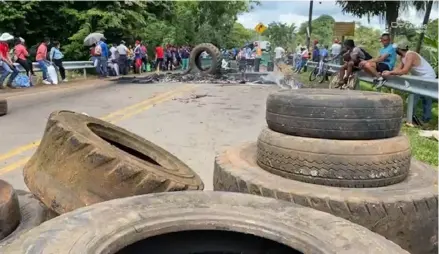  ?? Cortesía DE SAN carlos Digital ?? Un grupo de personas mantenía ayer un cierre intermiten­te en la comunidad de El Ferry, en San Carlos; ellos permitían el paso de vehículos por varios minutos y volvían a cerrar.