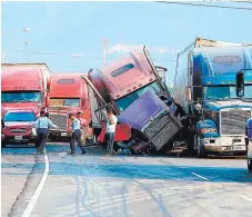  ?? FOTO: ESTALIN IRÍAS ?? Una persona muerta y otra herida dejó la aparatosa colisión ocurrida en la carretera al norte, a la altura de Amarateca.