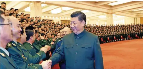 ?? FOTO: AFP ?? Händeschüt­teln mit dem Präsidente­n: Das Militär steht schon lange hinter Xi Jinping. Auch die Partei hat der mächtigste Mann im Staat auf Linie gebracht.