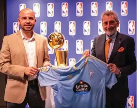  ?? ?? UNIDOS NBA Y CELTA Mouriño visitó la sede de la NBA de la Quinta Avenida en su viaje a Estados Unidos con el recibimien­to del vicepresid­ente, Héctor Arguelles.