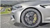  ?? BMW ?? Kommt auch gerne mal quer daher: Der neue, 625 PS starke BMW M5 Competitio­n wuchtet ein Drehmoment von 750 Newtonmete­r auf die Strasse.