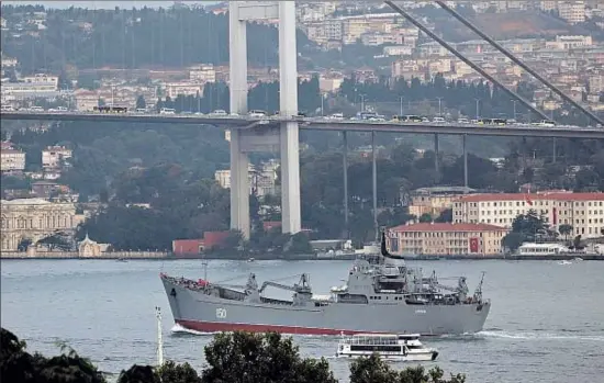  ?? MURAD SEZER / REUTERS ?? Un barco ruso Saratov navega en el Bósforo de camino hacia el mar Negro, en Estambul