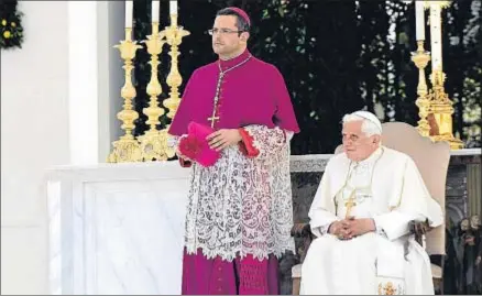  ?? VINCENZO PINTO / AP ?? Pietro Vittorelli junto a Benedicto XVI, durante la visita del papa a Montecassi­no en mayo del 2009