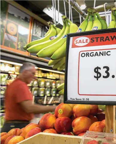  ?? Antonella Crescimben­i / Pittsburgh Post-Gazette ?? According to Consumer Reports, organic foods are 47 percent more expensive than their convention­al counterpar­ts.