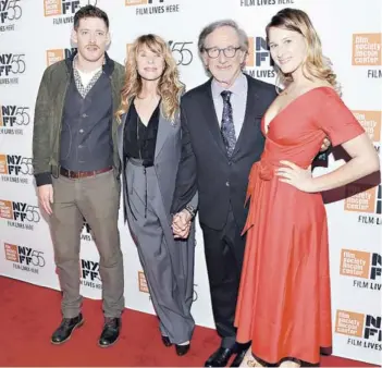  ??  ?? ► El director asistió al estreno del documental con su familia. Foto: AP