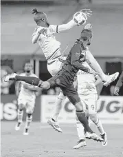  ?? Barbara J. Perenic / Columbus Dispatch ?? The Crew’s Kei Kamara, left, and the Dynamo’s Raul Rodriguez battle for control of the ball during Saturday’s game at Columbus, Ohio.