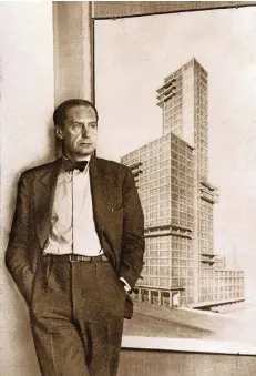  ?? FOTO: AP ?? Der deutsche Architekt Walter Gropius 1922 vor seinem Entwurf zum Chicago Tribune Tower von 1922.