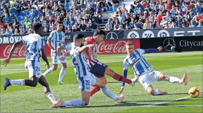 ??  ?? LLEGADA. Correa remata a puerta en la primera llegada del Atlético en Butarque, en el primer minuto. El balón se acabó estrelland­o en el larguero tras un rebote.