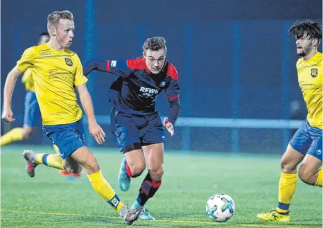  ?? FOTO: THOMAS SIEDLER ?? Die U-19-Fußballer der TSG Hofherrnwe­iler (blaues Trikot) mussten sich Kirchheim in der Nachspielz­eit geschlagen.