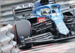  ??  ?? Alonso pilota el Alpine durante la jornada del sábado en Mónaco.