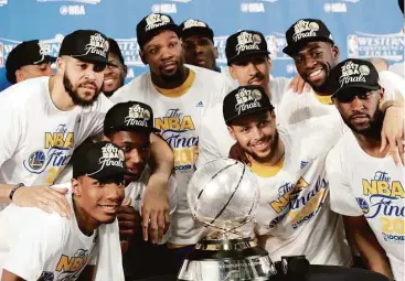  ?? Eric Gay / AP ?? Los jugadores de los Warriors de Golden State posan con el trofeo de campeones de la Conferenci­a del Oeste de la NBA tras vencer a los Spurs de San Antonio, el lunes 22 de mayo de 2017.