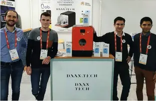  ??  ?? Ultracompa­ct L’équipe de Daan Tech et leur création 100 % made in France, au Consumer Electronic­s Show (CES) de Las Vegas, en janvier dernier.