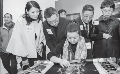  ?? ZHANG JINJIA / XINHUA ?? Wang Lihua, an embroidery artist, demonstrat­es stitching techniques at an exhibition in Macao in January.